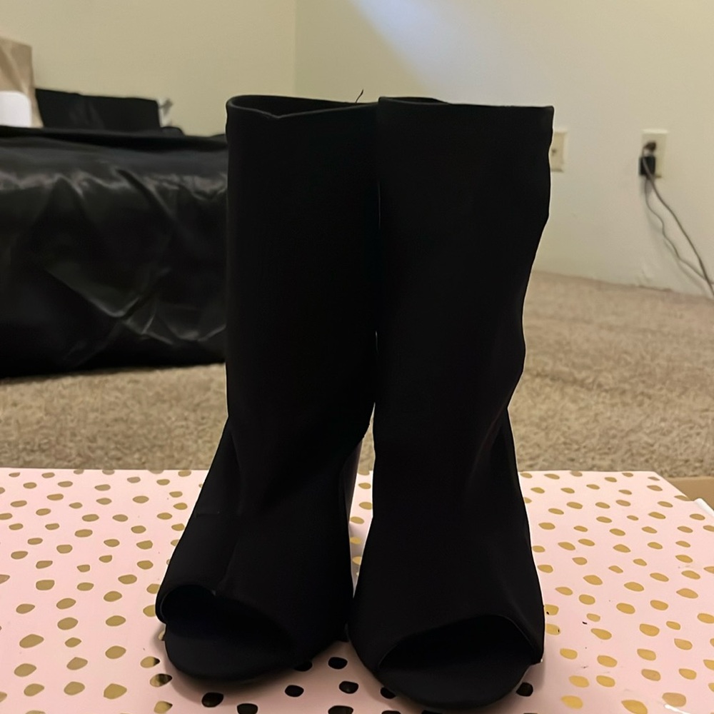 Black high heels worn once don’t have the box or bag for them